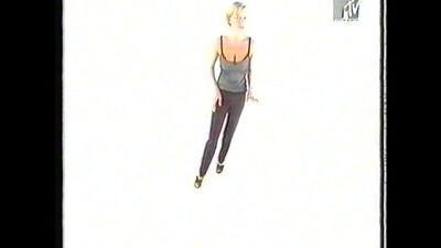 Sara Cox разрывается из ее черного лифчика. мега-декольте