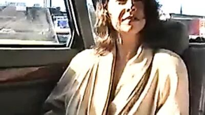 Отважная британская милфа светит на публике