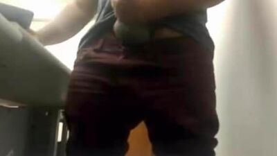 Доит его большой необрезанный бразильский ослиный хуй на работе