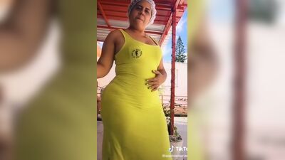 Coroa com calcinha marcando