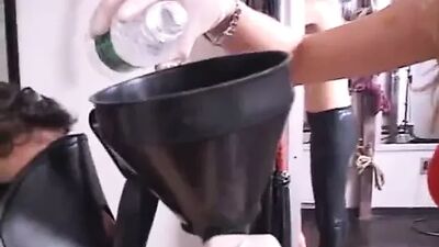 Госпожа NYC, Stella, пинает киску из яиц мужика