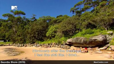 Joel Corry и Scotty T загорают обнаженными на пляже