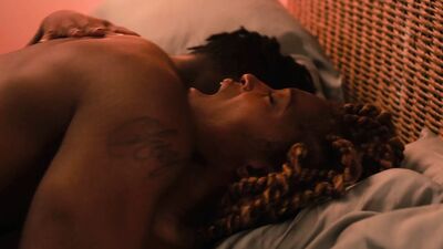 Черной VIXEN Yolonda Ross делают глубокий массаж ее задницы и киски