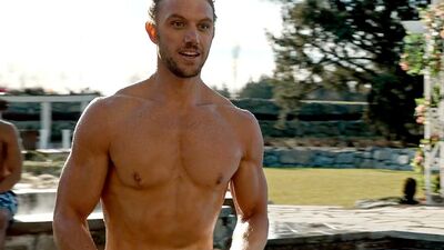 Знаменитость Hook Adam демонстрирует сцены без рубашки