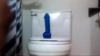 Хлопающая офигенная задница и синий дилдо