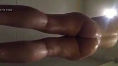 Espiando a mi tia por debajo en la ducha