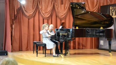 Екатерина Мажара, наталия Медведева и Эрик Ханзаров. В.Ф.Бах "Трилистник"