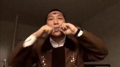 Ефим Авелов играет на хомусе песню Деспазито