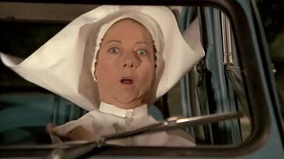 Жандарм из Сен-Тропе - монашка за рулем.(Короткий путь)