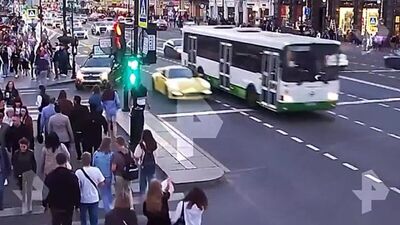 Желтый porshe устроил экстремальный заезд в центре петербурга