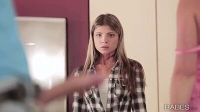 Жена заставила мужа трахать дочку на кухне (секс, инцест, кухня, порно, мжж, групповуха, кончил, минет, сперма)