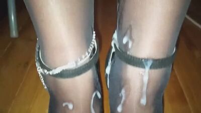 Жена разрешила кончить на ноги