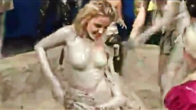 Женские бои в грязи 