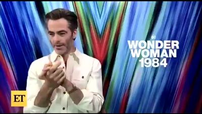 Chris Pine talks about working with Harry on Don’t Worry Darling for @etnow!.mp4