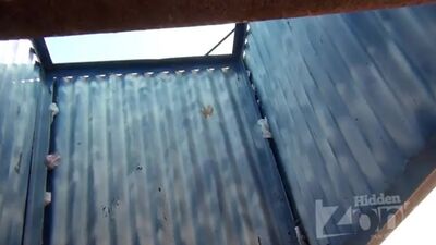 Две симпотных мололетки в кабинке Подсмотр скрытая камера