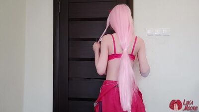 Zero Two РАЗДЕВАЕТСЯ И ПРОБУЕТ ДИЛДО