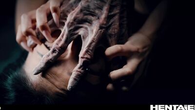 Хентай в реальной жизни - Rae Lil Black трахнул в ее постели чудовище