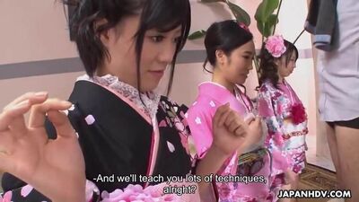 Обучаю их азиатских сучек сосать твердый член