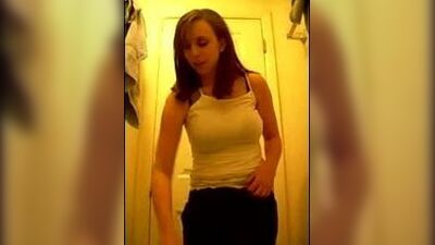 Симпатичная девушка снимает себя на видео, примеряя бикини для парня