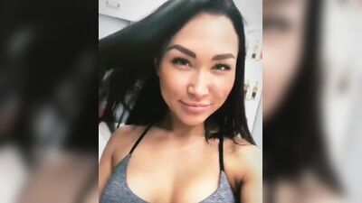 Эта симпатичная азиатская девушка знает, как снимать горячих русских парней