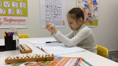 Анастасия Козырь, 7 лет, учимся считать пальчиками