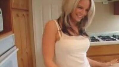 Слегка пьяная девушка раздевается