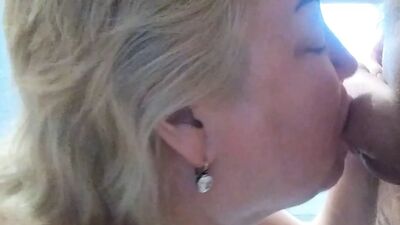 Соседка не любит глотать сперму и потом выплевывает