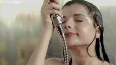 Анна Азарова голая в клипе "Ты, ты, ты, я, я, я" (февраль 2006, Игорь Саруханов)