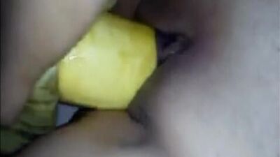 Банан во влагалище... Секс с бананчиком... Пихает банан в писю
