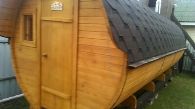 Баня бочка 6 метров вид с улицы от компании алтайские мастера город барнаул