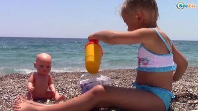 Беби Борн. Ярослава купается в море с Куклой. Видео для детей. Baby Born Doll Bath Time