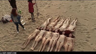 Беззаботный CFNF, голые модели, видео на природе – одиннадцать голых девушек фотографируются на природе