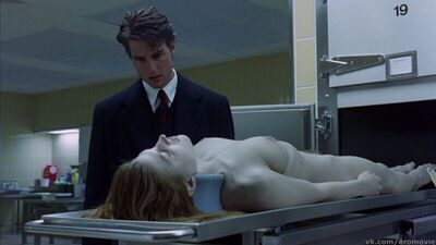 Бледная и голая Жюльенна Дэвис