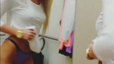 Блондинка в примерочной ,парень подсмотрел,танцует,и киску облегает