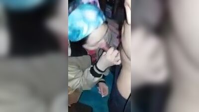 Застенчивая казахская девушка сосет казахский хуй впервые перед камерой