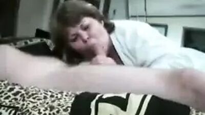 Зрелая мамаша сосет и трахается со своим сыном