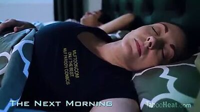 Спящую мачеху атаковал пасынок.