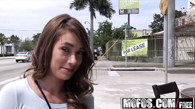Публичные пикапы - стройная милашка раздвигает киску в главной роли