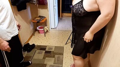 Пришел к другу и трахнул его жену в рот