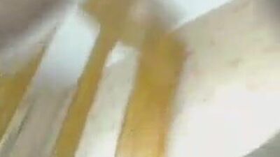 Русская старушка трахает свою волосатую писю и попу