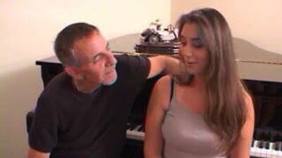 Молоденькую узенькую розовую пизду трахнули