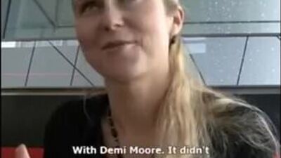 Богоподобная пышная опытная дама делает горячую дрочку