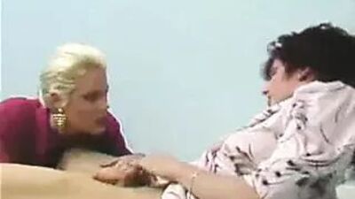 Занимается удивительным сексом с гермафродитом