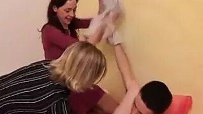 Мама - это брюнетка, тетя - блондинка, а потом не папа!