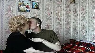 Русскую бабушку трахнул молодой паренек