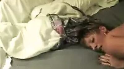 Я снимаю на видео, как моя жена принимает мой друг друга с членом