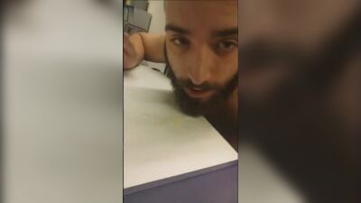 Бородач дрочит и ест свою сперму