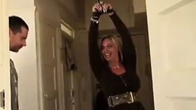 Милфа сквиртует по-крупному для незнакомца