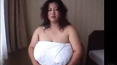 Толстушка-японка с очень большими сиськами, грудастой азиаткой с цензурой