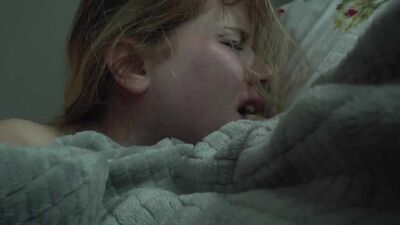 Покорную хорошенькую девушку жестко трахают во все ее дырки